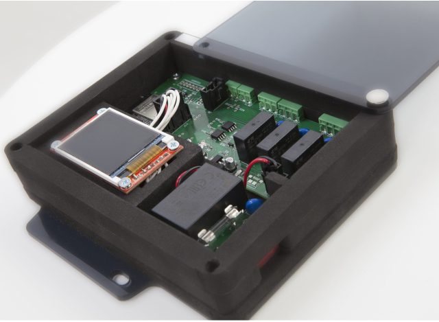 Dispositivo Drak Smart Solution en entorno industrial, diseñado para monitoreo de equipos, consumo energético y control en tiempo real.